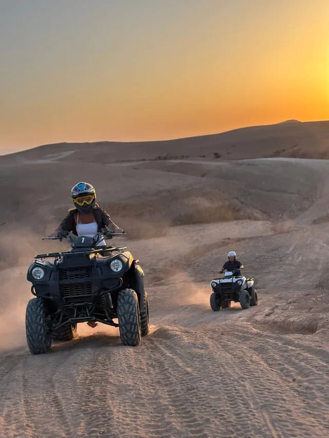 Quads au coucher de soleil dans le désert d'Agafay
