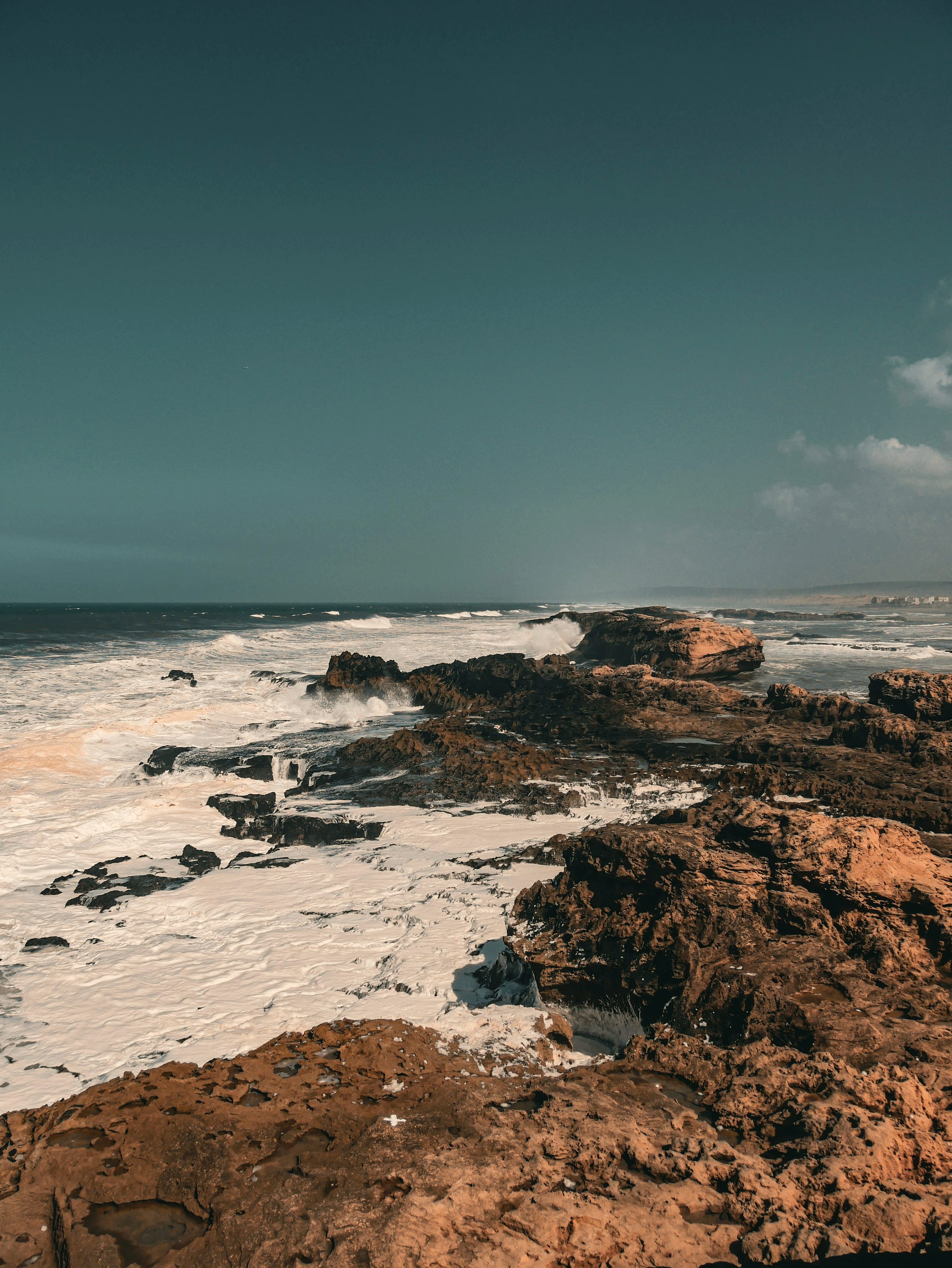 Côte atlantique rocheuse balayée par l'écume