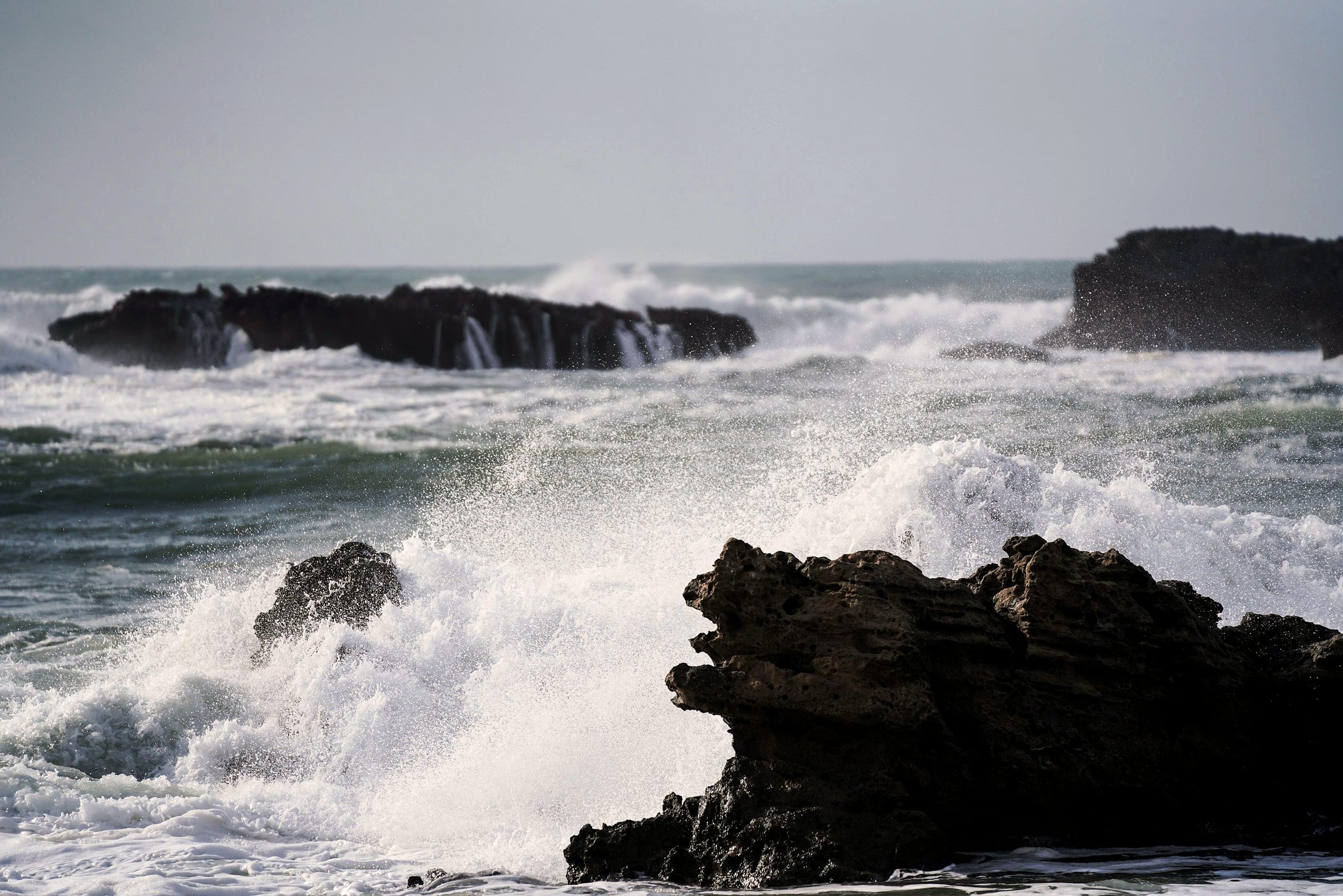 Vagues de l'Atlantique se brisant sur les rochers de la côte marocaine