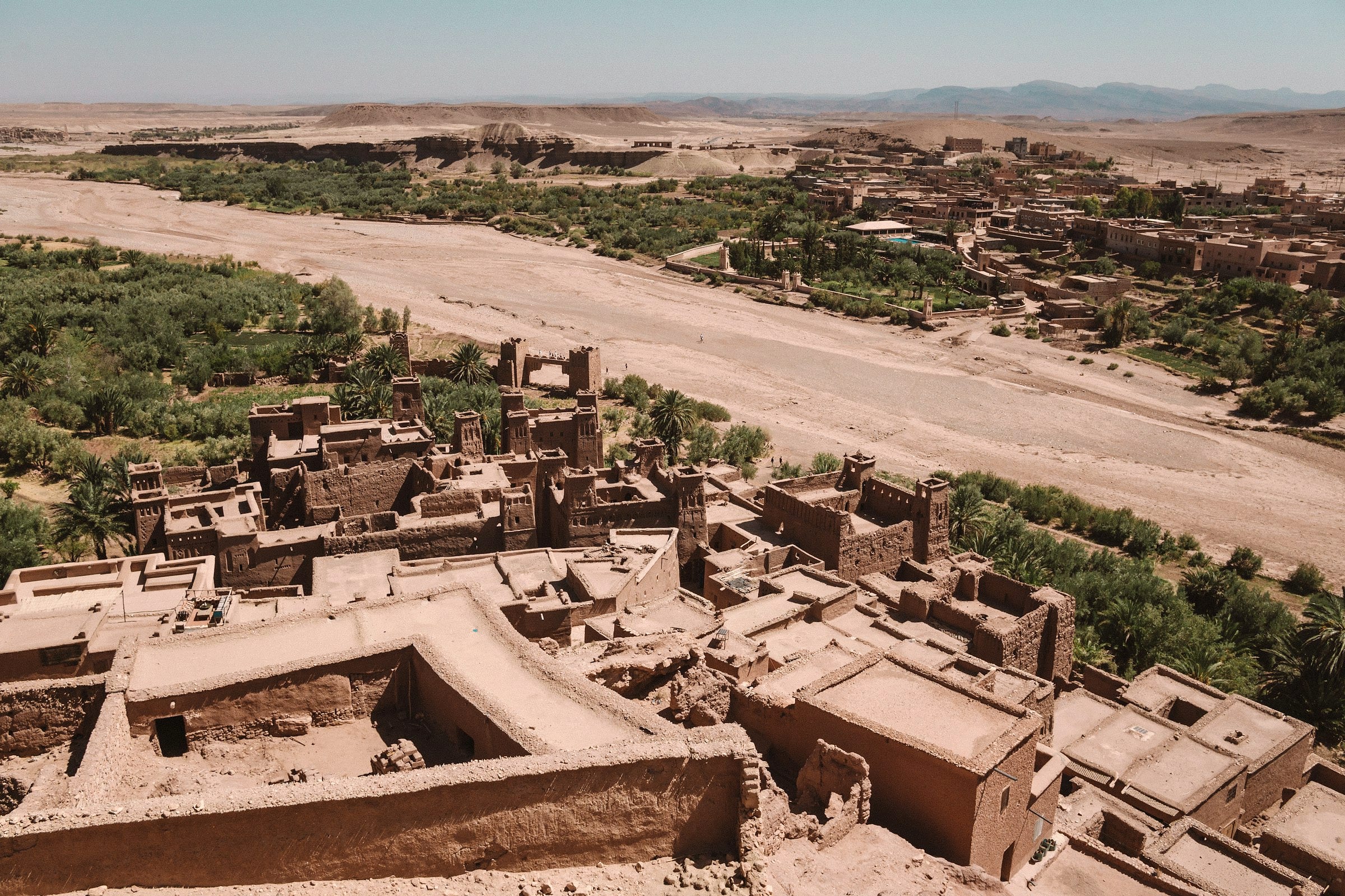 Vue aérienne d'un ksar de terre et de sa palmeraie dans la vallée