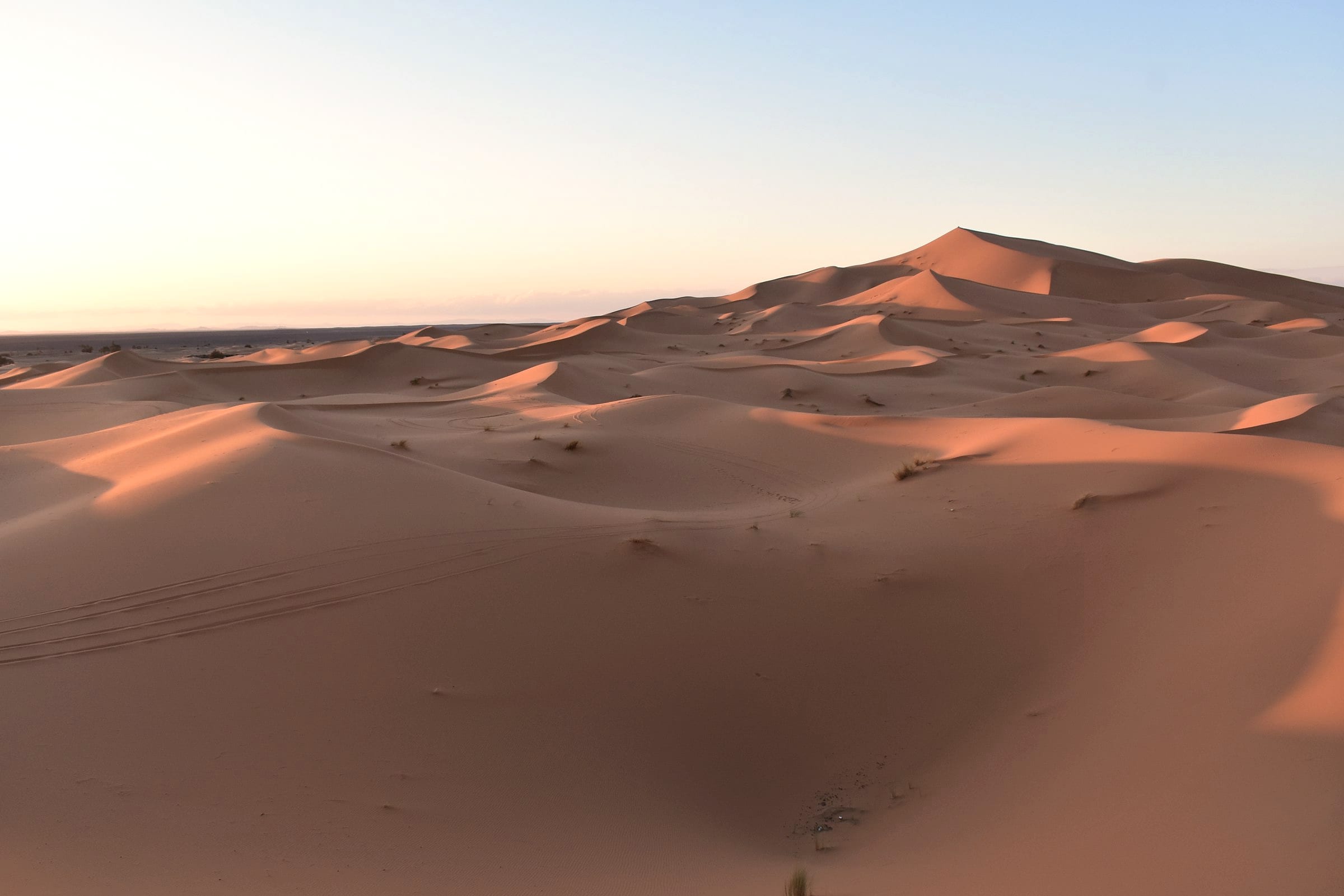 Grandes dunes de sable d'un erg saharien au soleil couchant