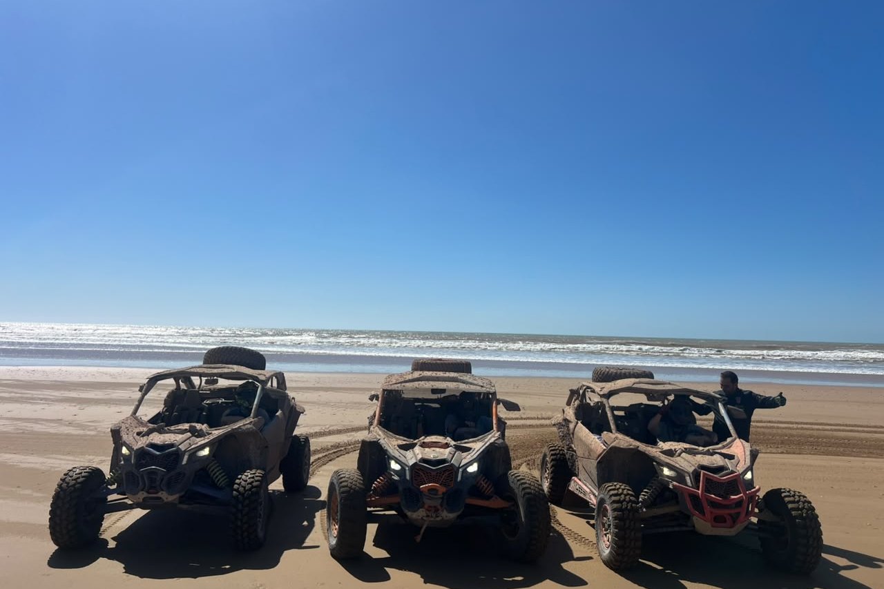Buggys Can-Am alignés sur une falaise dominant l'océan Atlantique