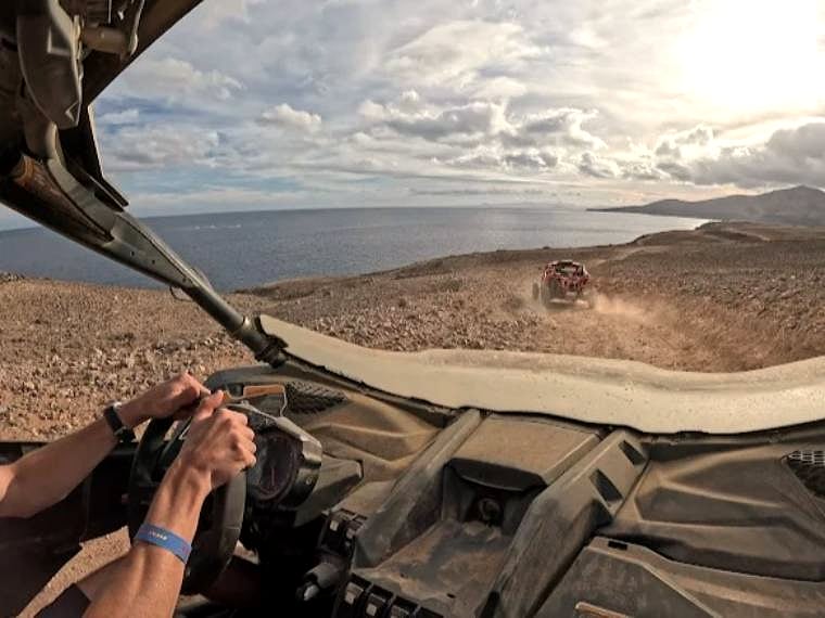 Vue depuis le poste de pilotage d'un buggy face à la côte atlantique