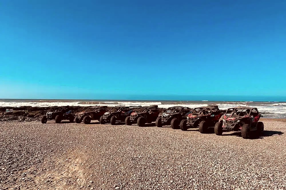 Buggys Can-Am sur le rivage atlantique, océan en arrière-plan