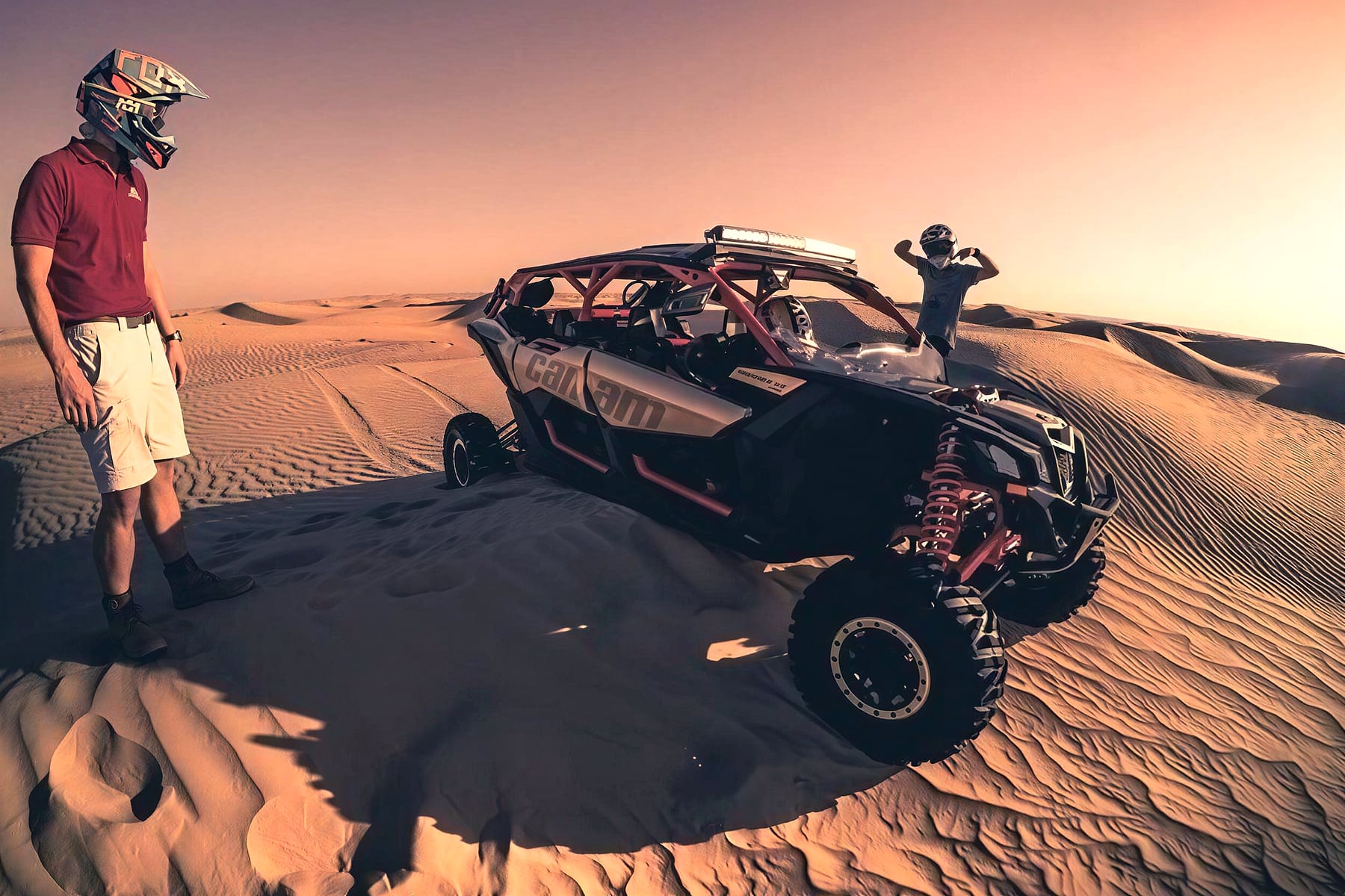 Buggy Can-Am sur une crête de dune au coucher du soleil