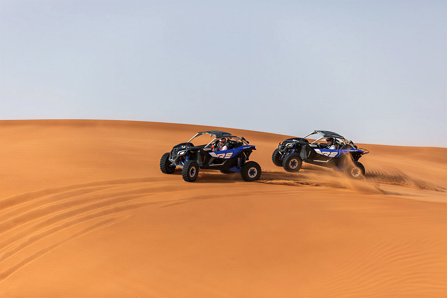 Deux buggys Can-Am sur une grande dune de sable
