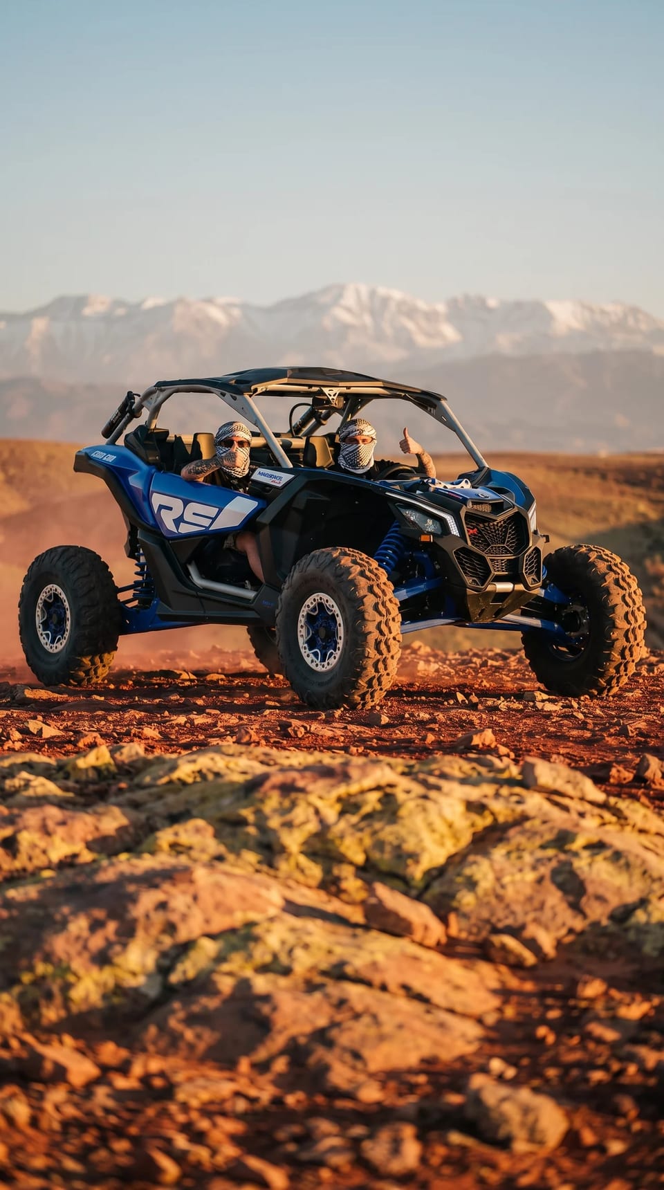 Duo en Maverick X3 RS devant l'Atlas enneigé